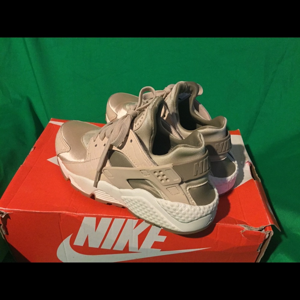 Nike Air Huarache Running Shoes - Picture 3 of 8